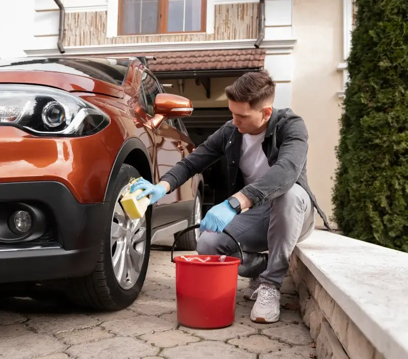 Lavage auto à domicile Val-de-Virieu : professionnel intervenant sur un véhicule